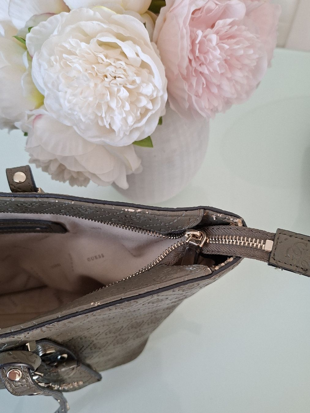 Guess Taschen für Damen: Sac à main Guess kaki à motif - – Gebraucht aus Renens VD von ser_j2fn 4