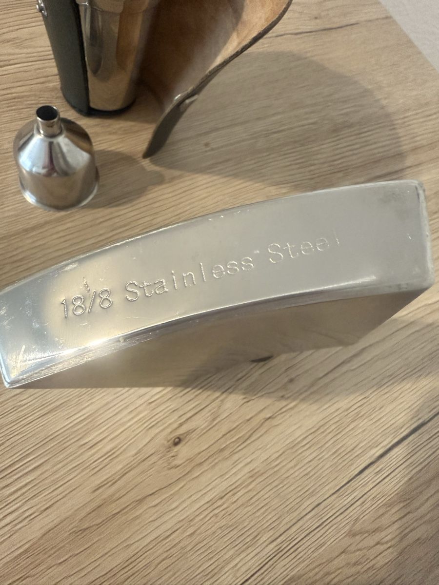 Sonstiges: Flachmann-Set Edelstahl 18/8 mit 4 Bechern & Etui – Gebraucht aus Wettingen von Ni_la_lo 2