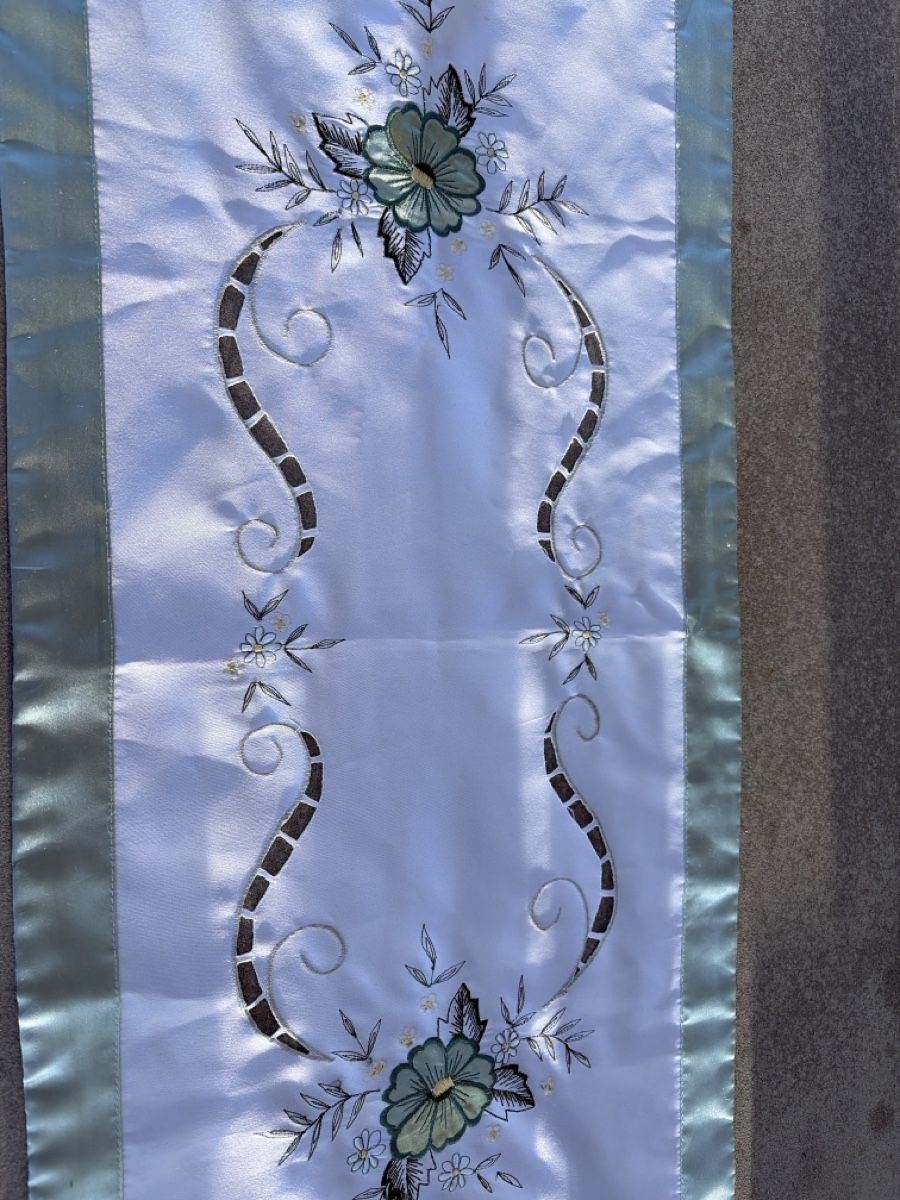 Autre linge de table: Tischläufer mit Blumenmuster, Top! – D'occasion à Opfershofen TG par dan_nxk8 2