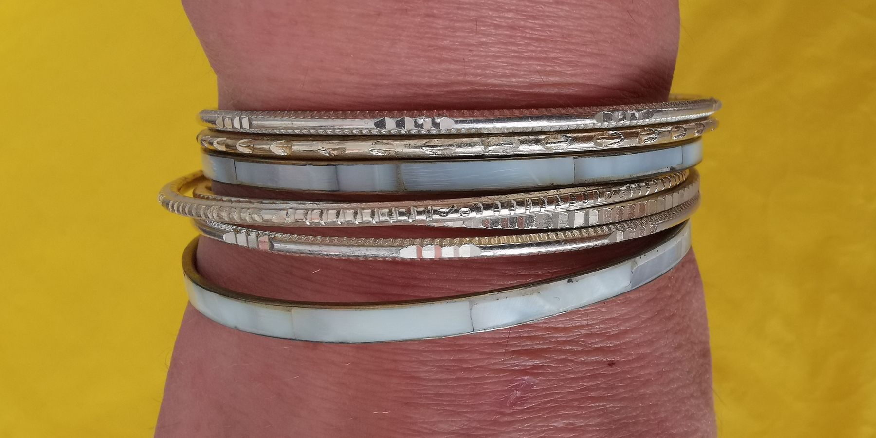 Bracciali & Braccialetti: 7 Armreifen Set, Perlmutt Look, Boho Chic – Usato da Itingen venduto da schweizersternchen 2