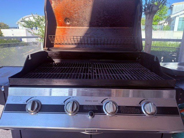 Grills: Gasgrill  mit 4 Brenner und Herdplatte – Gebraucht aus Arbon von Ray123 2