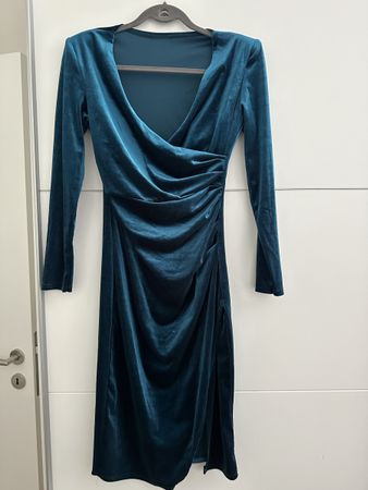 Elegantes Samtkleid in Petrol - Perfekt für den Winter!