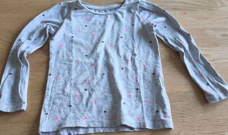 Langarmshirt Gr. 98/104 grau mit bunten Punkten