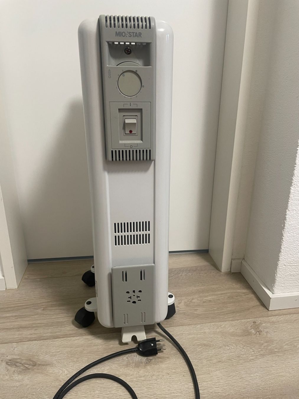 Mio Star Radiatori: Elektroheizer 1200W weiss auf Rollen – Usato da Domat/Ems venduto da 01Mani 3