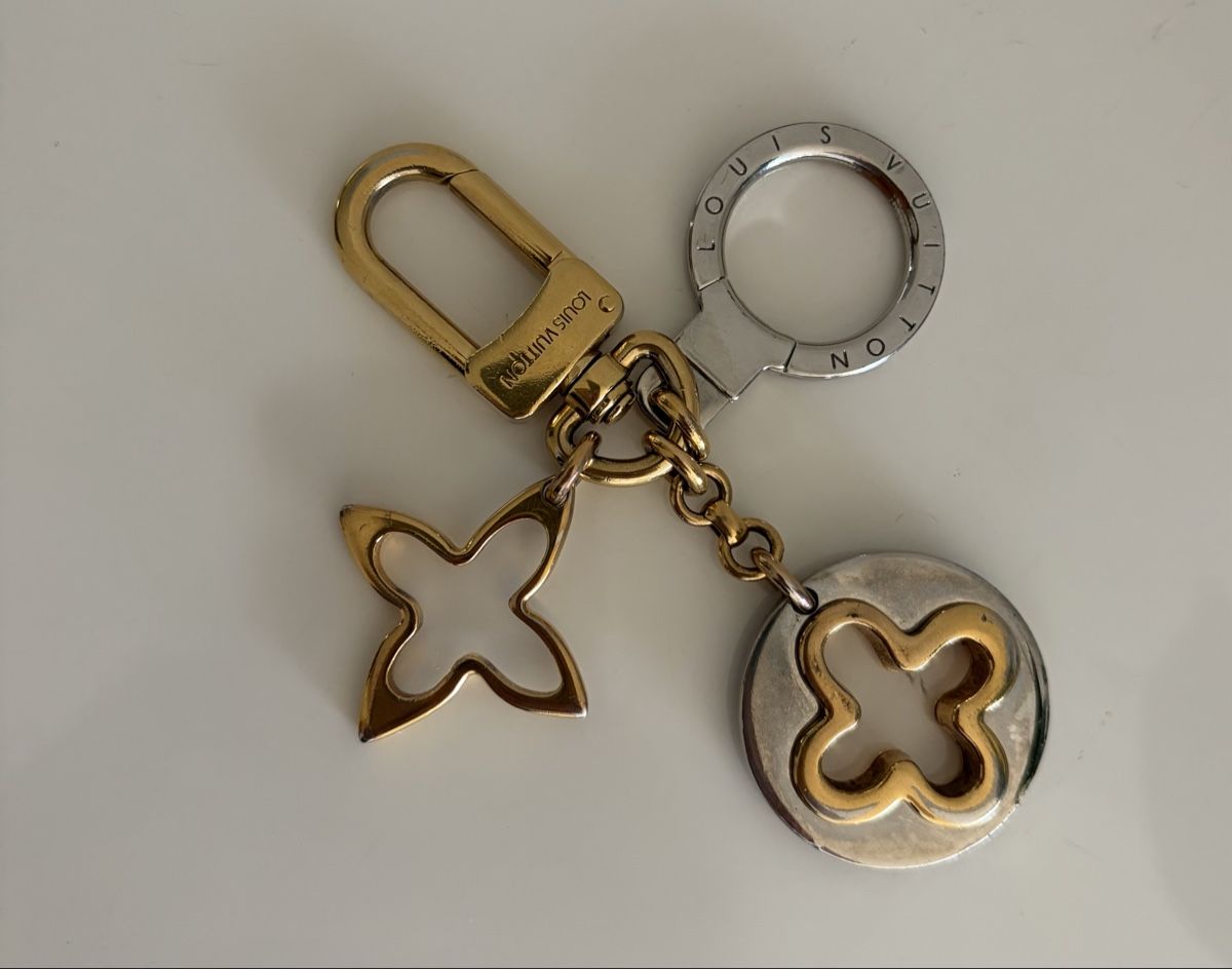 Louis Vuitton Schlüsselanhänger & - bänder: Porte-clés Louis Vuitton Monogram Fleurs – Gebraucht aus Bussigny von ccch 1