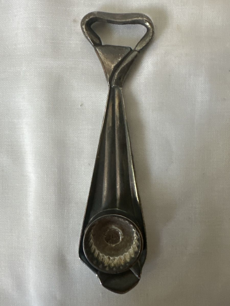Appareils de cuisine: Vintage Flaschenöffner Krawattenform Silberfarben – D'occasion à Zürich par Chaeffeler 1