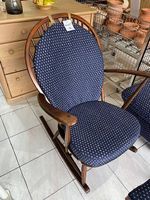 Gemütlicher Schaukelstuhl mit blauer Polsterauflage