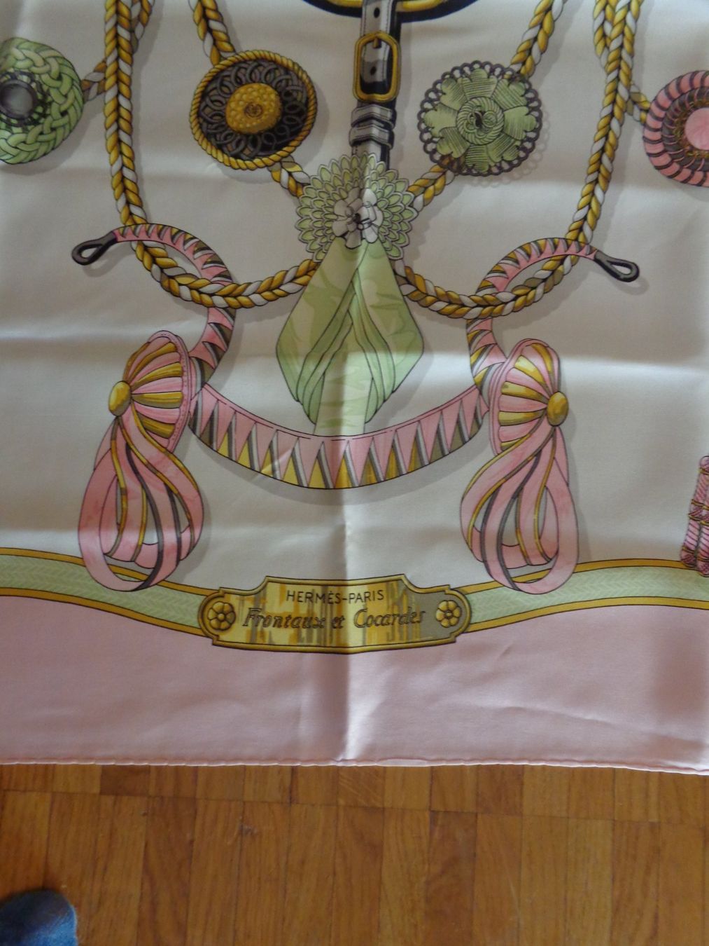 Foulard Carré Cacharel Multicolore - Occasion En Bon état, Accessoire élégant Pour Femme