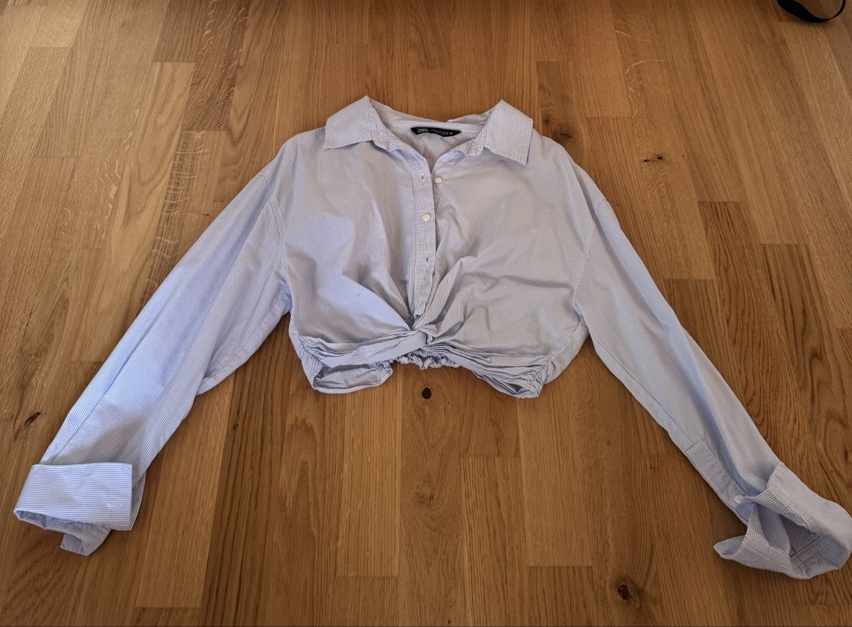 Zara Blusen: Crop-Bluse Hellblau – Gebraucht aus Kleinandelfingen von les_gb7w