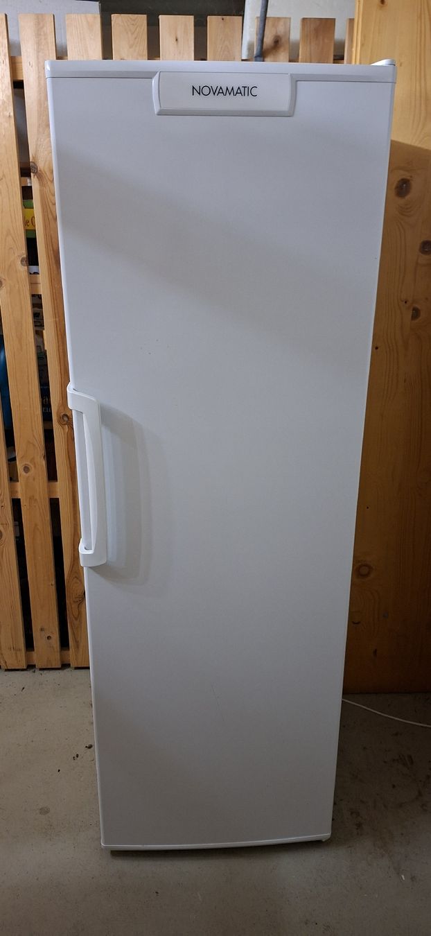 Novamatic Congelatori: NOVAMATIC Gefrierschrank 225 Liter – Usato da Weinfelden venduto da Fun52