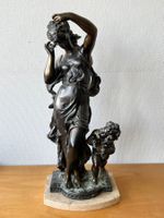 Skulptur Venus mit Cupid auf Marmorsockel