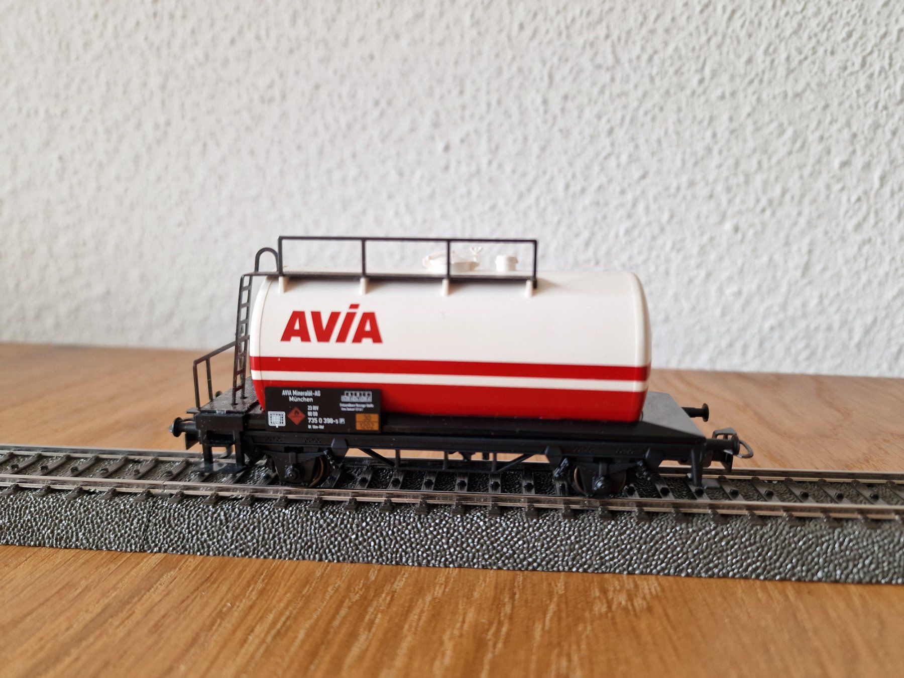Märklin Modelleisenbahnen: Märklin Tankwagen AVIA H0 – Gebraucht aus Matten b. Interlaken von lor_hr9w