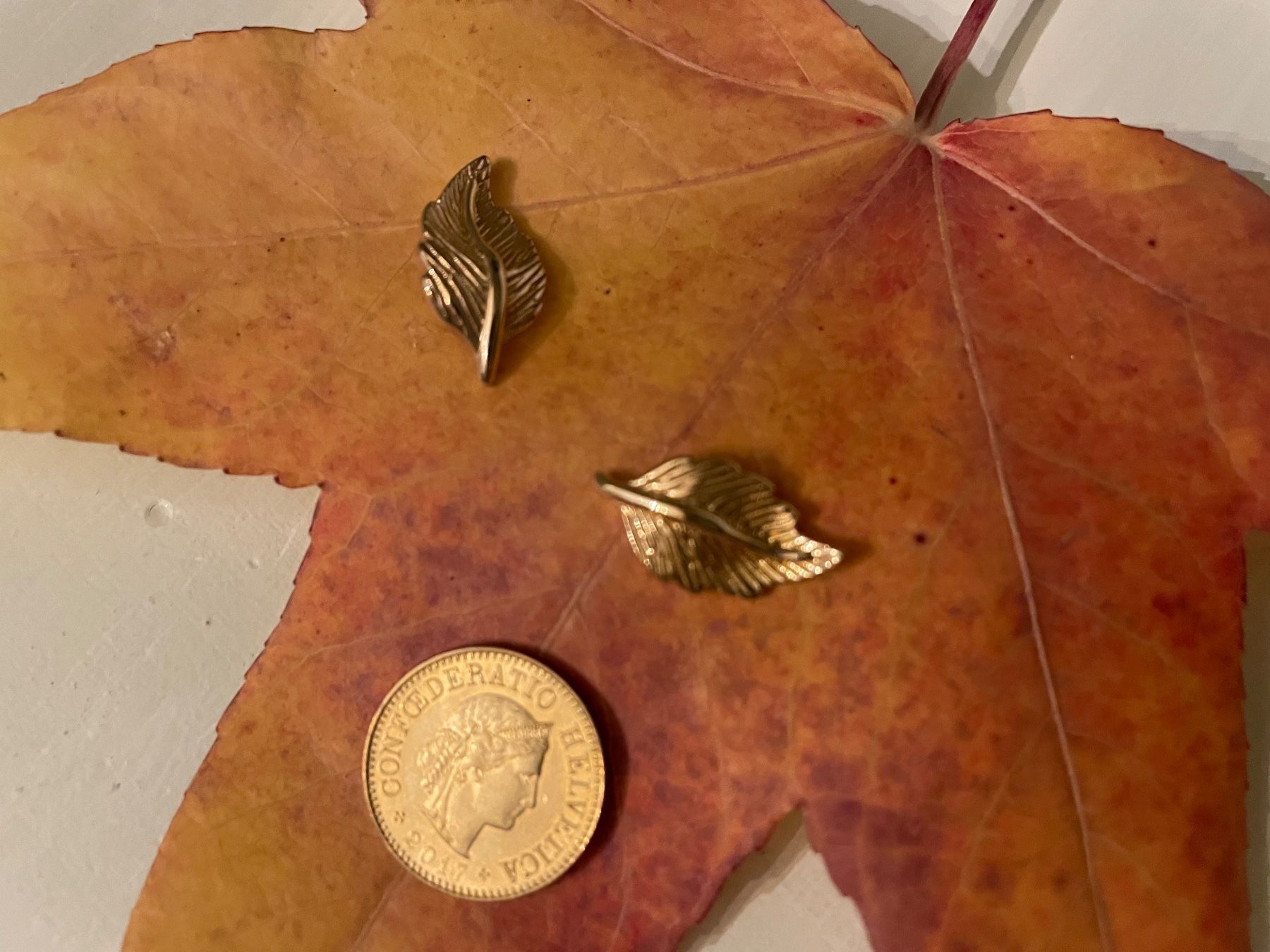 Orecchini pendenti & Orecchini a lobo: Ohrstecker Blatt (vergoldet) – Usato da Basel venduto da Mrs_Bee 1