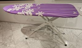 Bügelbrett violett mit Blumenmuster / neuwertig