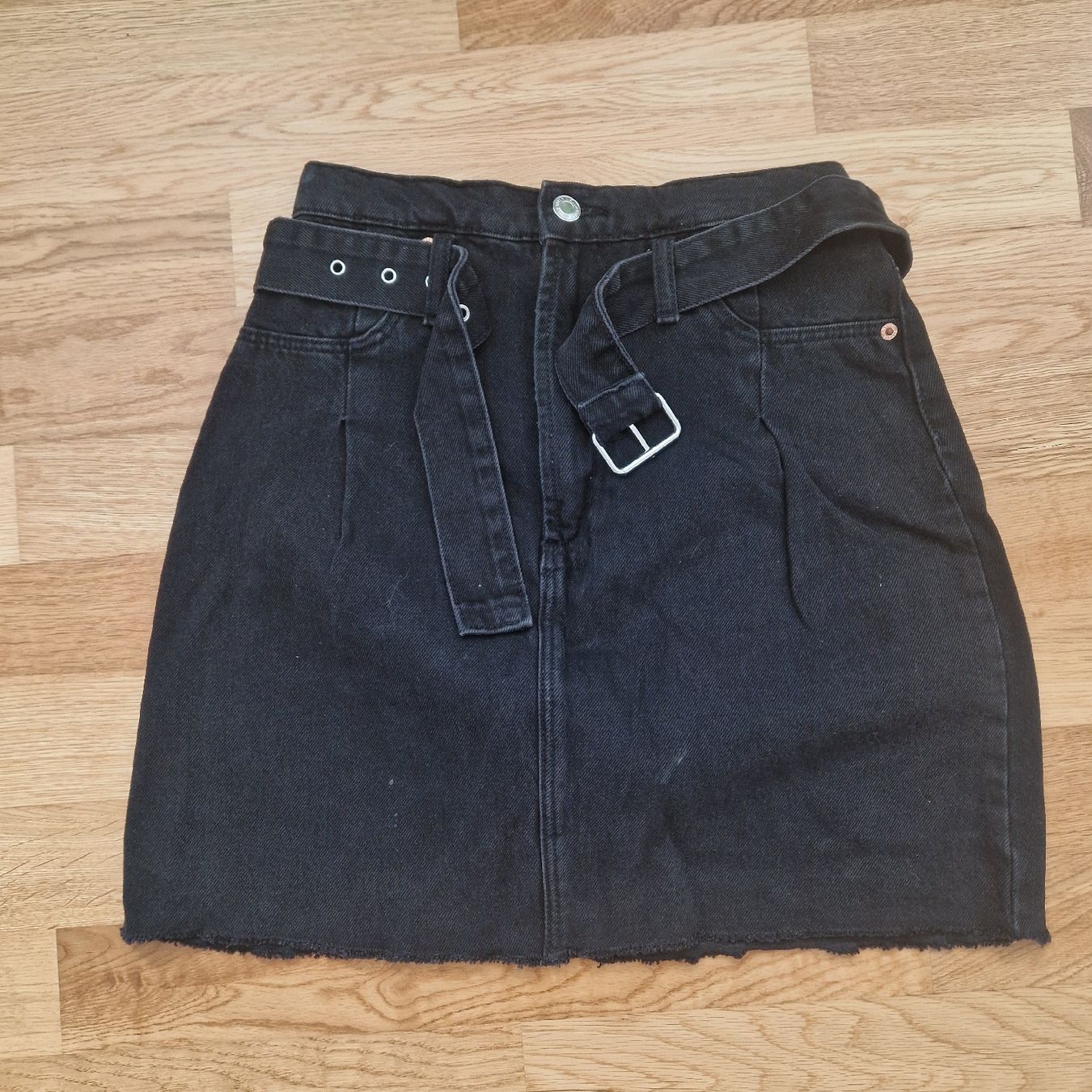 H&M Gonne: Jeansrock schwarz mit Gürtel Gr. 36 – Usato da Frenkendorf venduto da gca_d2qp