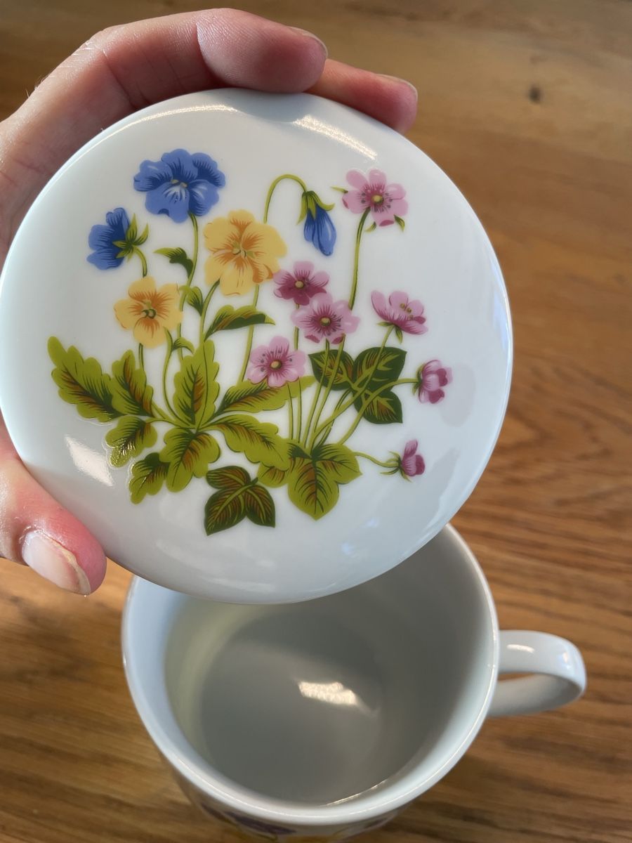 Tazze: Tasse mit Deckel Blumenmotiv  – Usato da Niederbüren venduto da Poschti_19 2