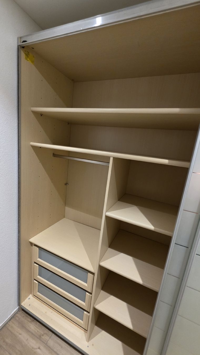 Schränke: Kleiderschrank – Gebraucht aus Oberuzwil von Dmercedes 3