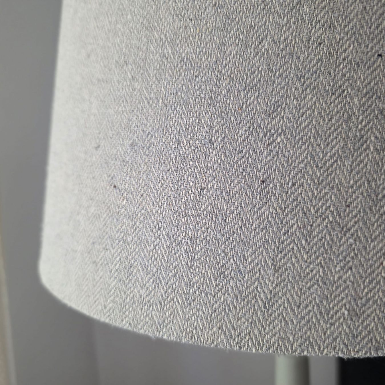 Pfister Lampade: Stehlampe grau mit Rosendekor und Stoffschirm – Usato da Rheinsulz venduto da Dred 2