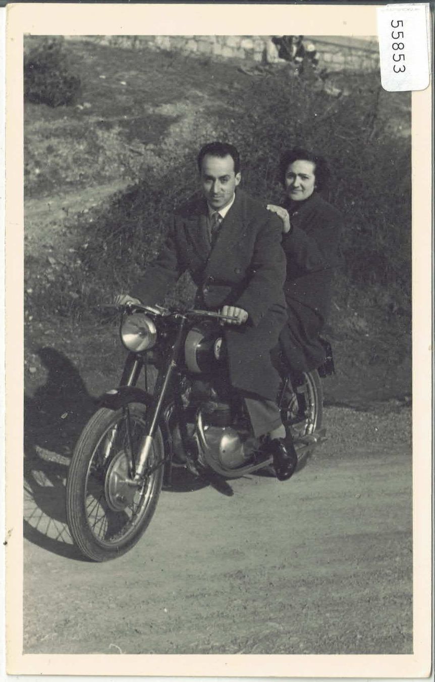Cartes postales: Paar couple auf Motorrad – D'occasion à Ettingen par Kartenplanet