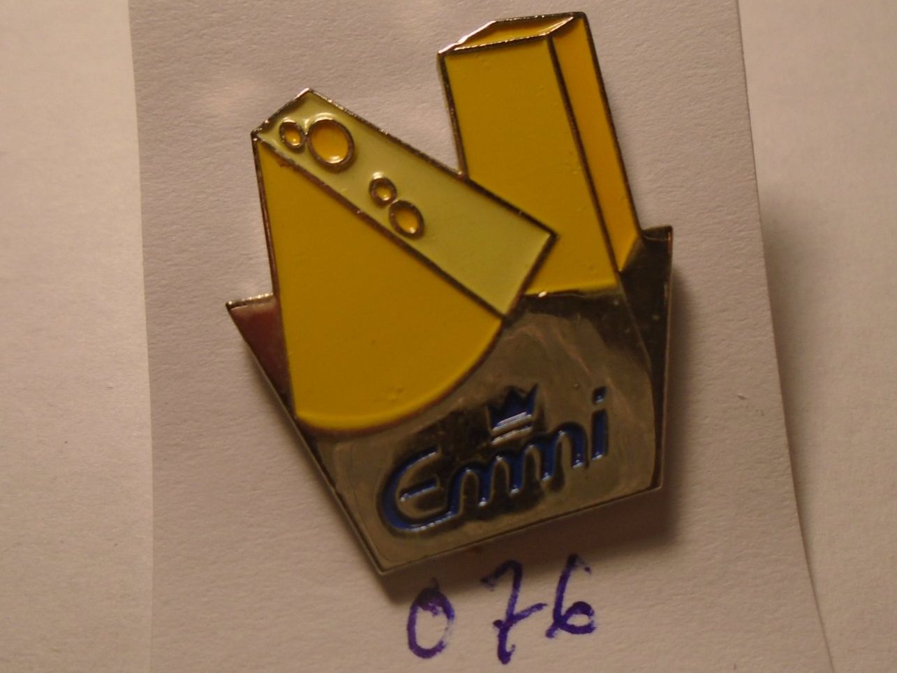 Placchette & Badge: 1 Emmi Käse-Pin (O76) – Usato da Winterthur venduto da Beli2000