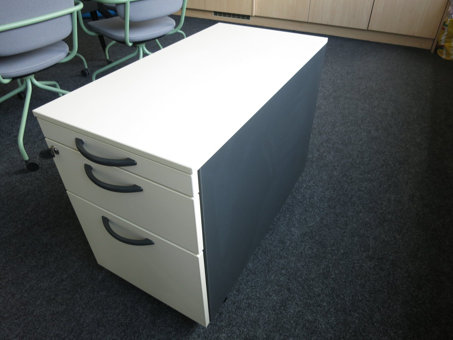 Banconi: 4 Rollcontainer mit 3 Schubladen, Rollen und Hängemappen – Usato da Zizers venduto da powercondens 1