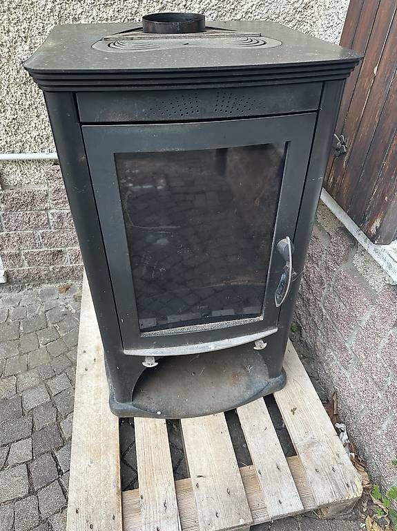 Pallets: Grosser Holzofen auf Pallette – Usato da Adliswil venduto da lul_5h6f