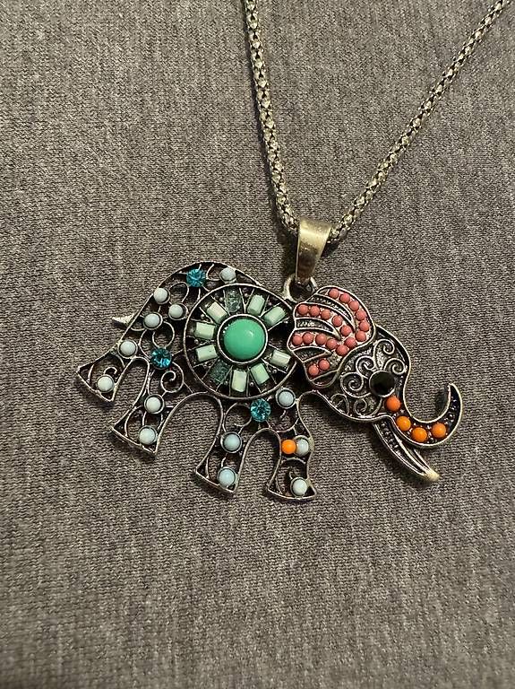 Ketten: necklace with colorful elephant pendant – Gebraucht aus Wädenswil von jzw_xzt5