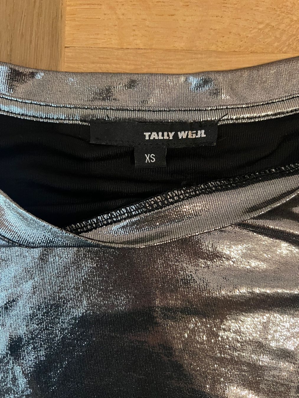 Tally Weijl T-shirt: Silbriges Glamour Shirt – Usato da Basel venduto da shirley_gold 2