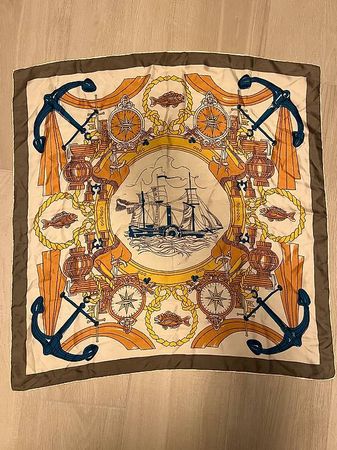 Foulard en soie motif marin  tons beige, bleu et ocre