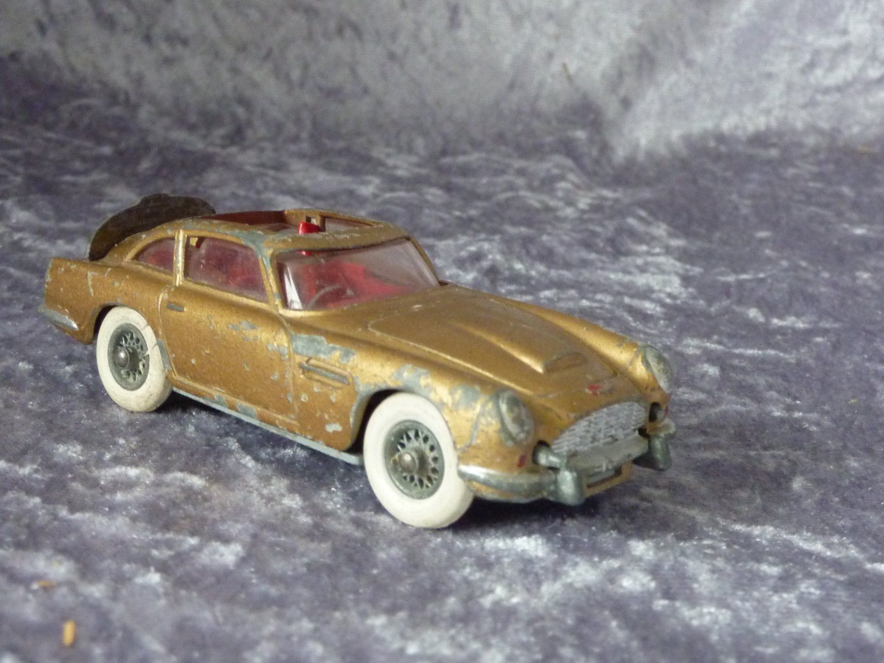 Aston Martin Modellini d'auto: Aston Martin DB5 James Bond gold  1:43 – Difettoso da Dürrenäsch venduto da modellautos4you 4