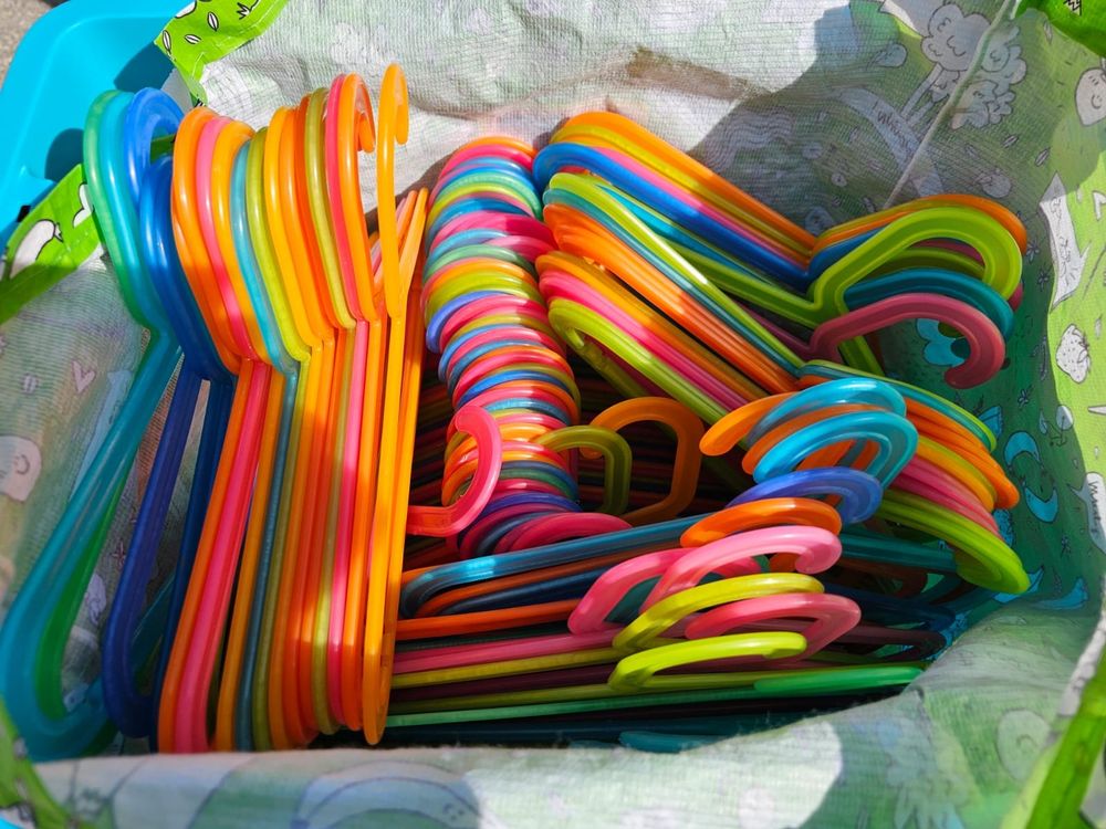 IKEA BAGIS Kinder-Kleiderbügel, 24 Stück Bunt – Flexibel & Bruchsicher Für Den Kinderschrank