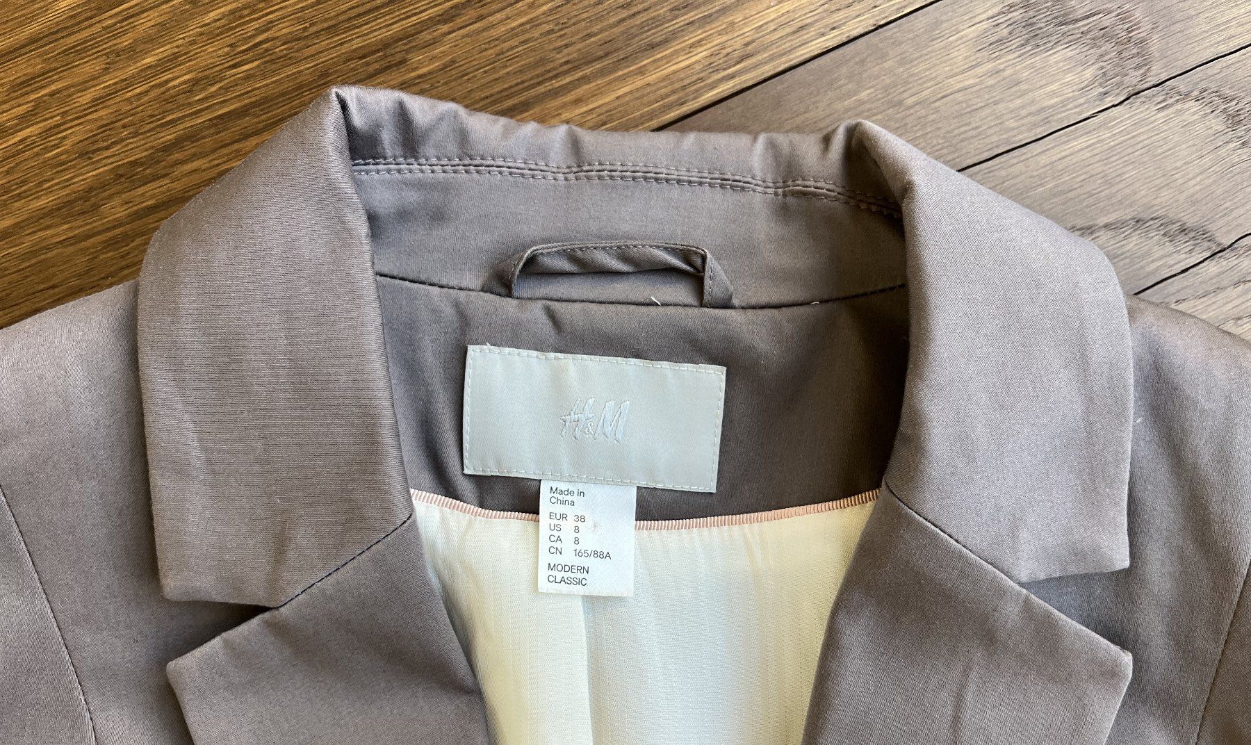 H&M Giacche: Jacke, eleganter Blazer in taupe / grau, Gr. 38 – Usato da Affoltern am Albis venduto da Blackrhythm 3