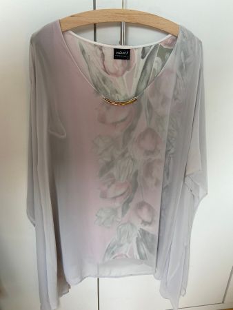 Top grau-rosé, Gr 44, Fledermausärmel, markantes Detail