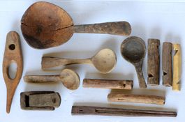 Lot de 12 anciens objets en bois