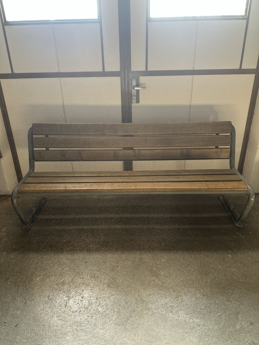Bancs: Garten Sitzbank massiv – D'occasion à Arth par 1111