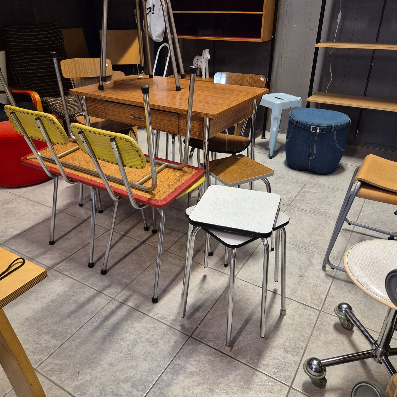 Tabourets: Kelco Hocker Höcker Küchenhocker Tabouret grau – D'occasion à Nottwil par Wondewa-Shop 9