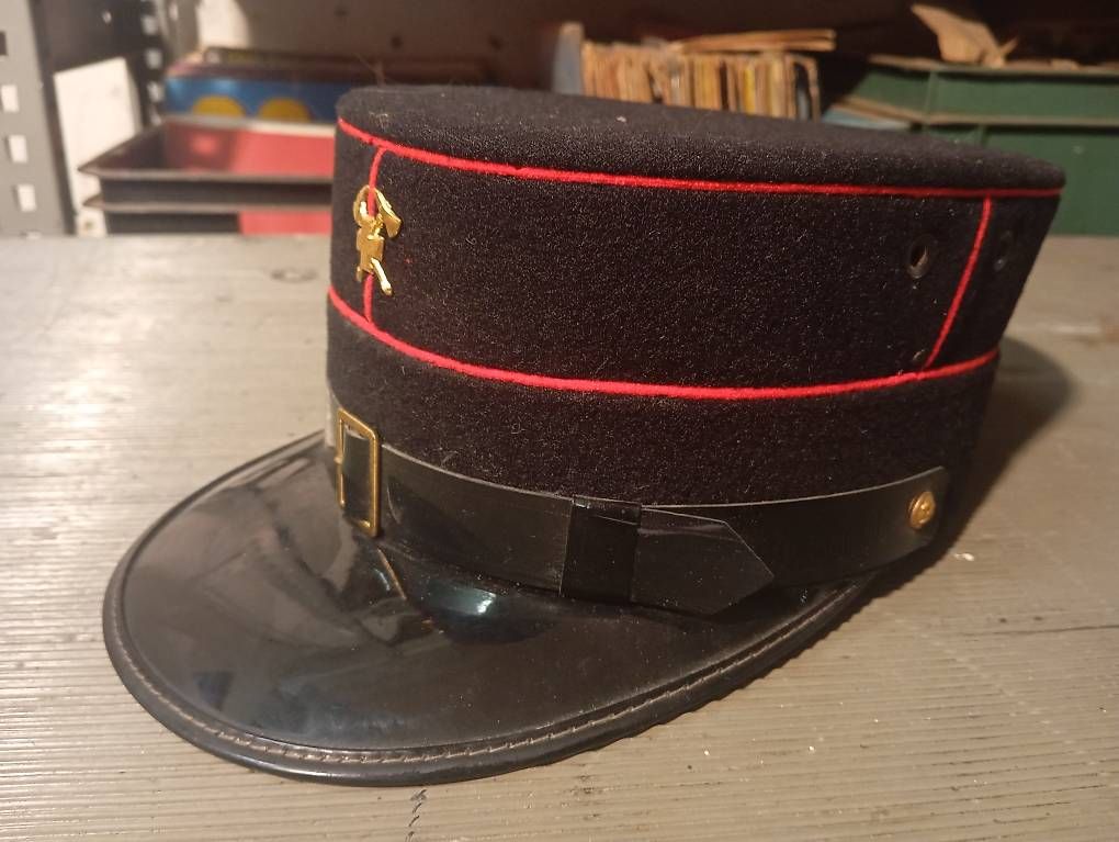 Copricapi, berretti & cappellini: Uniform Hut Feuerwehr – Usato da Basel venduto da Petergunn 1