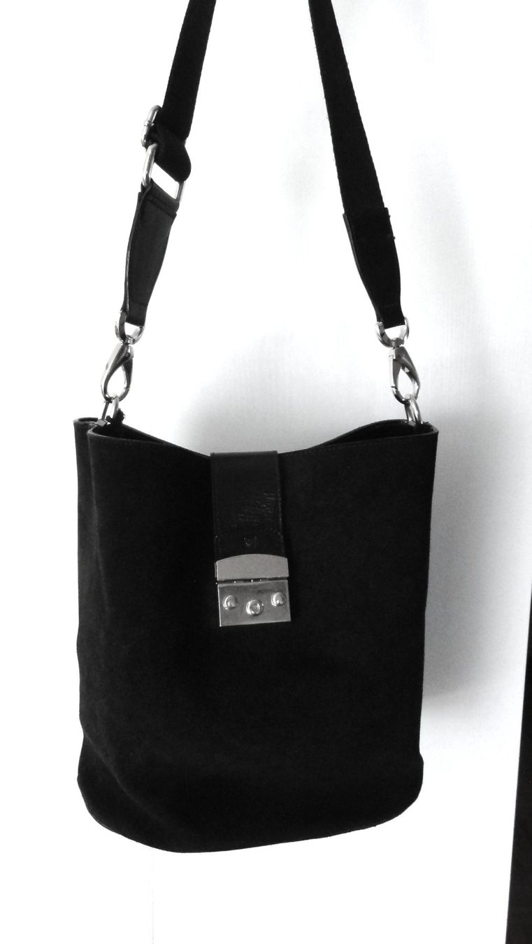 Borse da donna: Echtleder-Tasche schwarz, mit buntem Seidenschal – Usato da Samedan venduto da chickenrun01 1