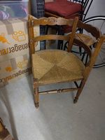 Chaises anciennes en bois et paille 