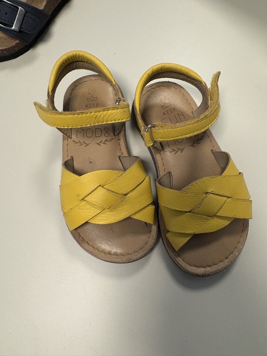 Scarpe per ragazze: Sandalen von MOD8 Grösse 25 – Usato da Lachen SZ venduto da Lina1989