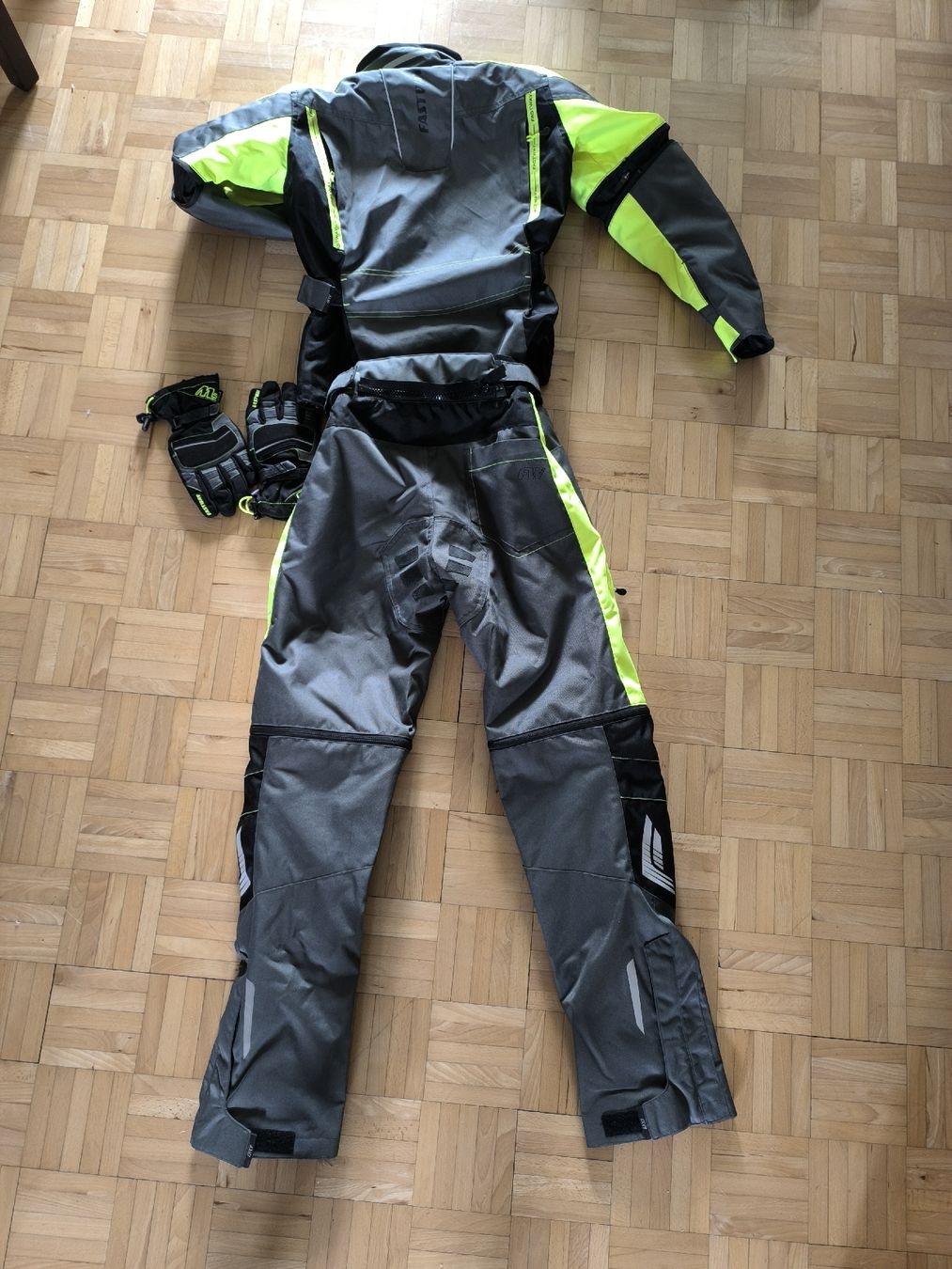 Completi: kinder schutzkleider – Usato da St. Gallen venduto da rac_8n8q 1