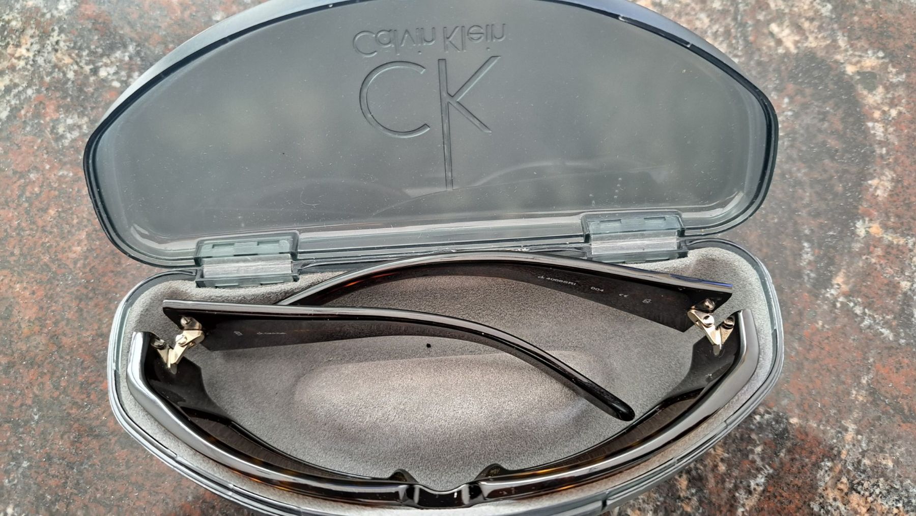 Calvin Klein Lunettes & Verres: Sonnenbrille Calvin Klein – Neuf (Voir description) à Pfäffikon ZH par Valsangiaccomo 2