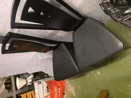 Stuhl schwarz Leder Sitzfläche mit Gebrauchsspuren