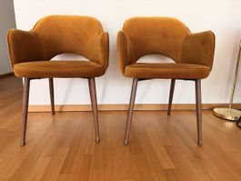 2 chaises avec accoudoirs en velours jaune moutarde – Très b