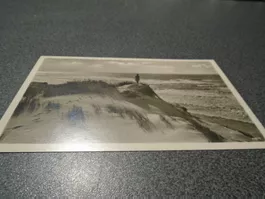 Ansichtskarte Frau mit Blick aufs Meer, ungelaufen