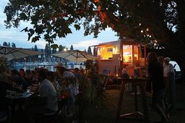 «tiny-bar»: Mobile Bar im ehemaligen Pferdeanhänger