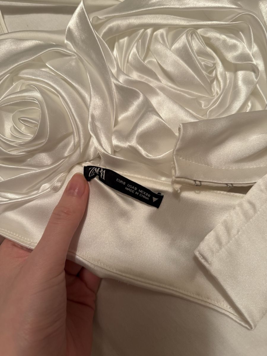 Zara Top: WHITE SATIN ROSE TOP – Usato da Wädenswil venduto da jul_62vm 3