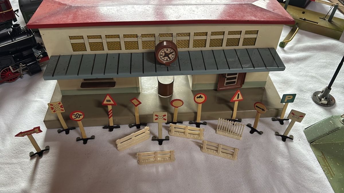 Fleischmann Modelleisenbahn Konvolut Loks Wagen Zubehör (Gebraucht) in ...