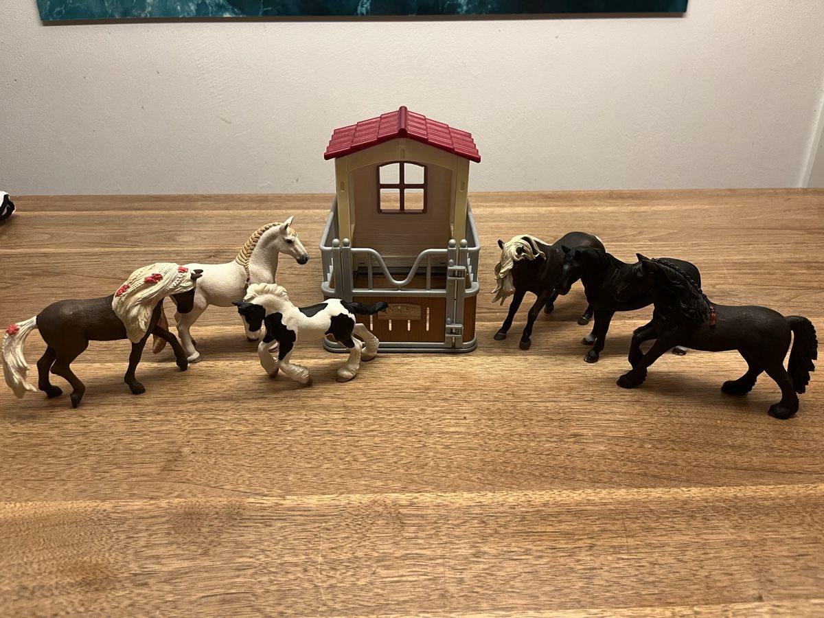 Schleich Giocattoli: Schleichpferde mit Stall – Usato da Weesen venduto da D0101D