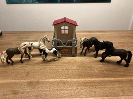 Schleichpferde mit Stall